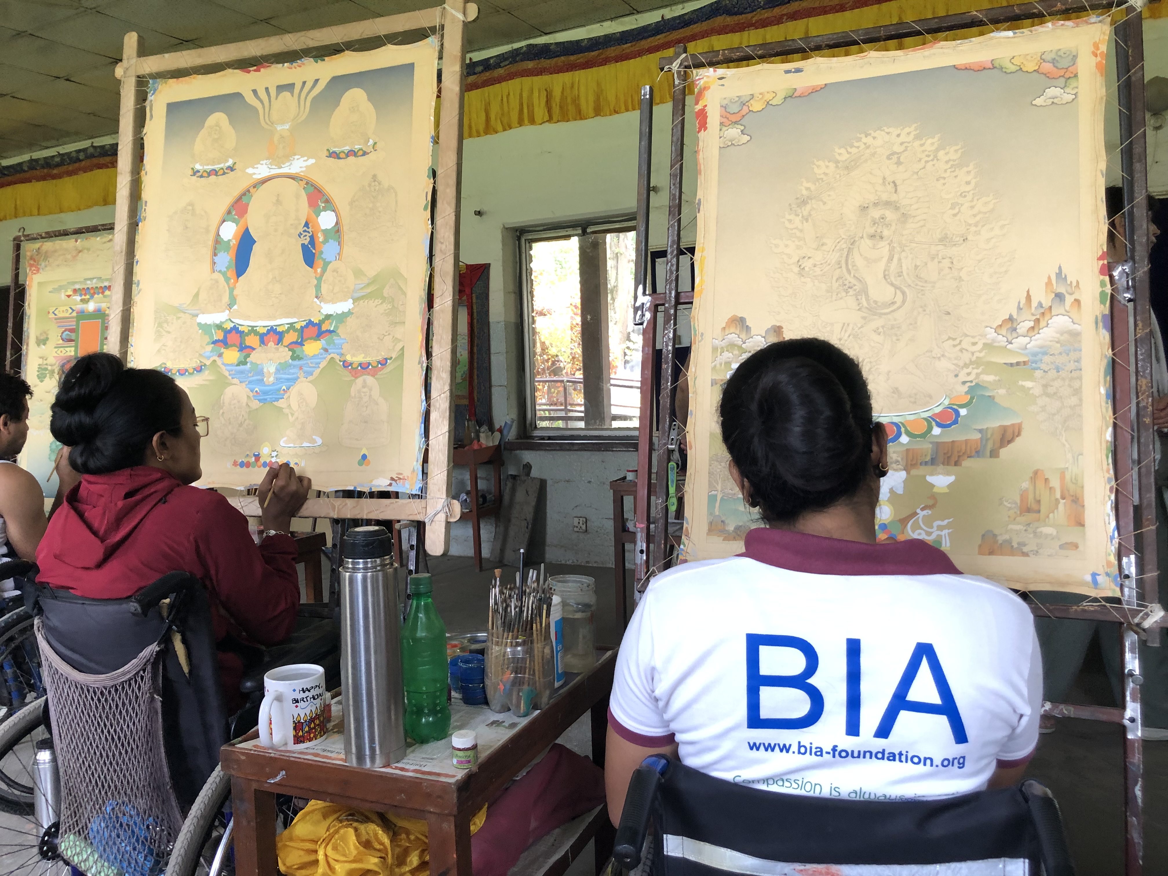 Atelier thangka, deux artistes en fauteuil roulant